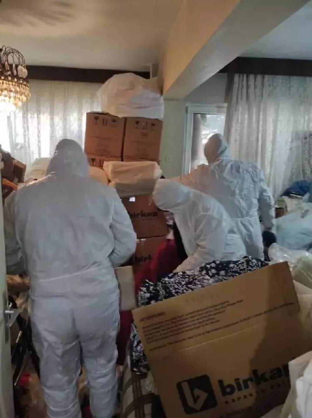 Şikayet üzerine apartman dairesine giden zabıta, şaşkınlıktan dondu kaldı! Ev, ev değil; tarif edecek kelime bulamadılar 17